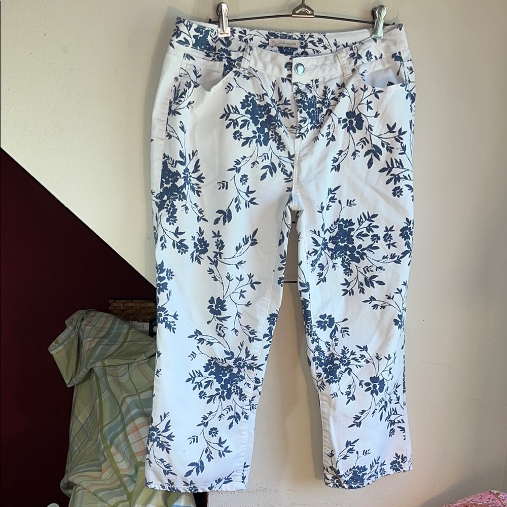 CB Casual Blue and White Floral Capris‎
